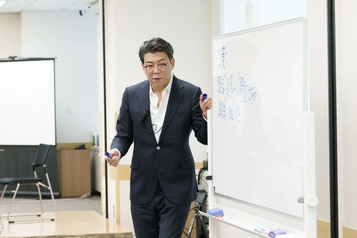 ホワイトボードを使って解説するセミナー講師