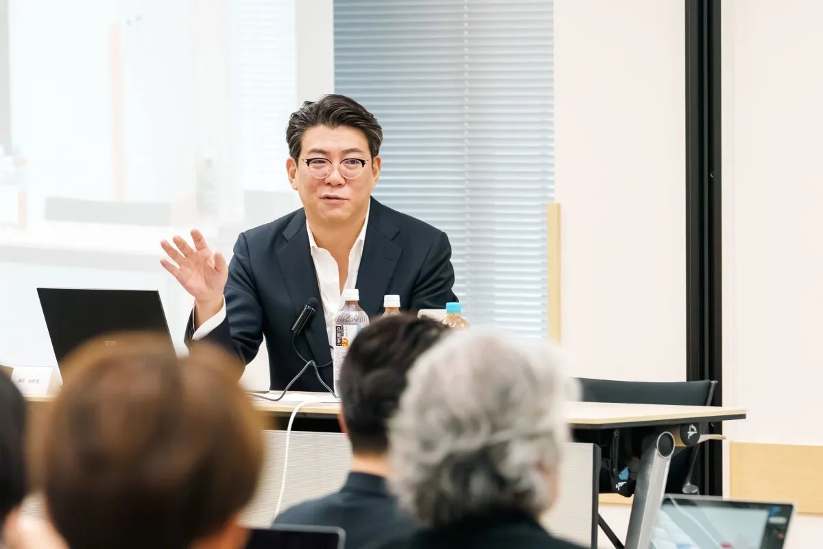 着席して参加者へ語りかけるセミナー講師