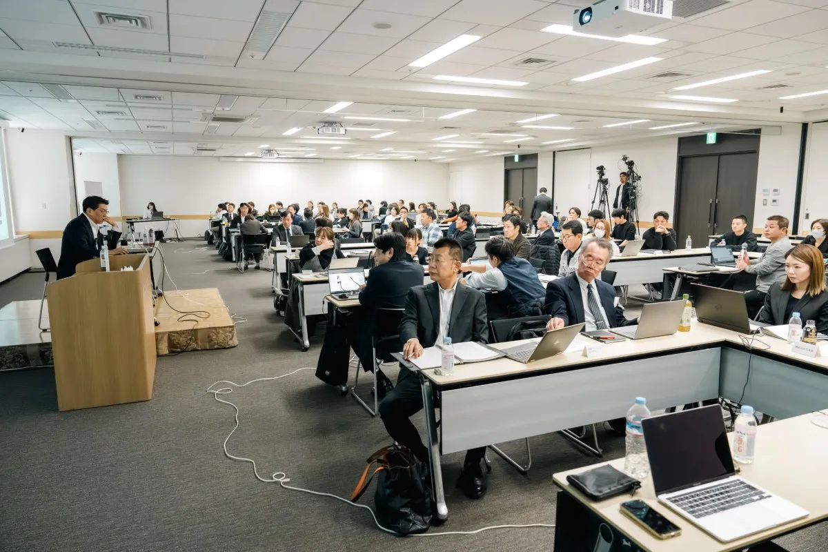 演台から講演する登壇者とセミナー会場の全景