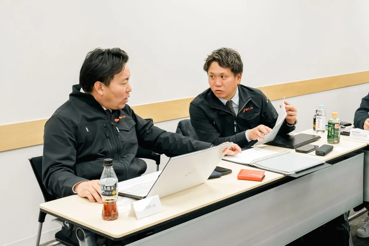 資料を見ながら意見交換する参加者