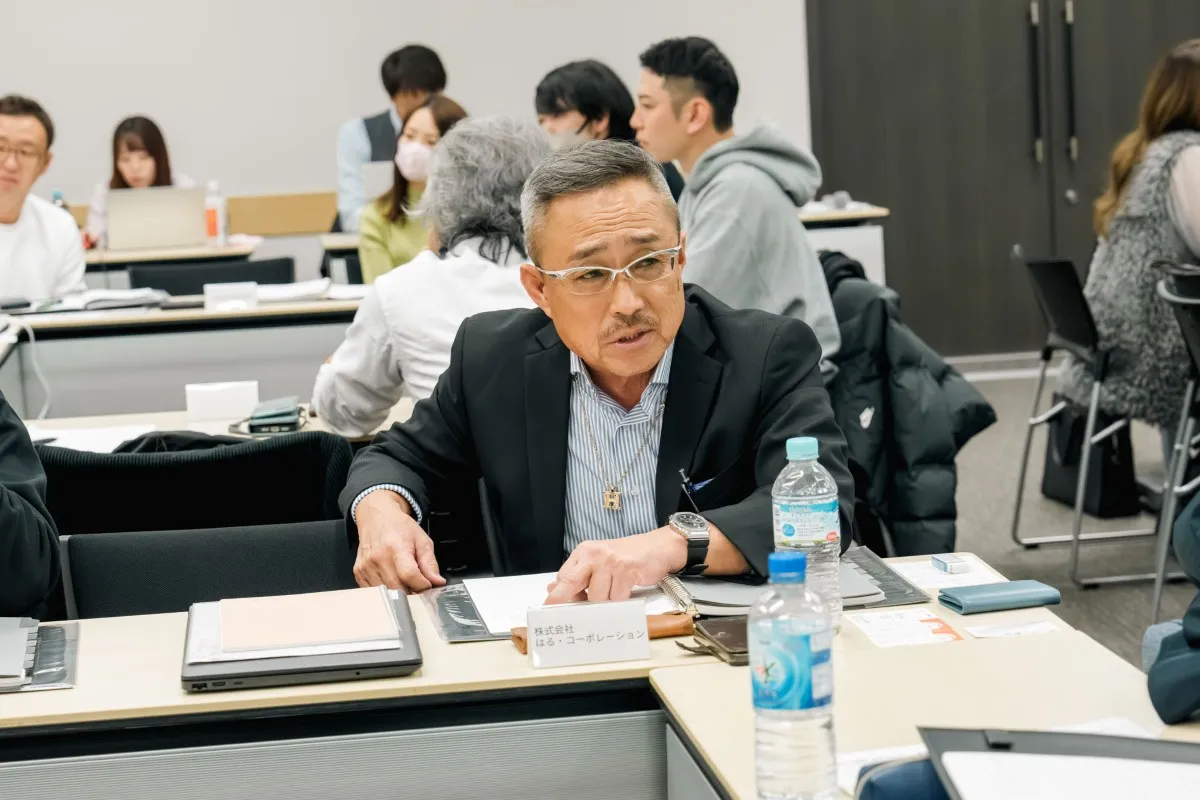 グループでの意見交換に参加する受講者