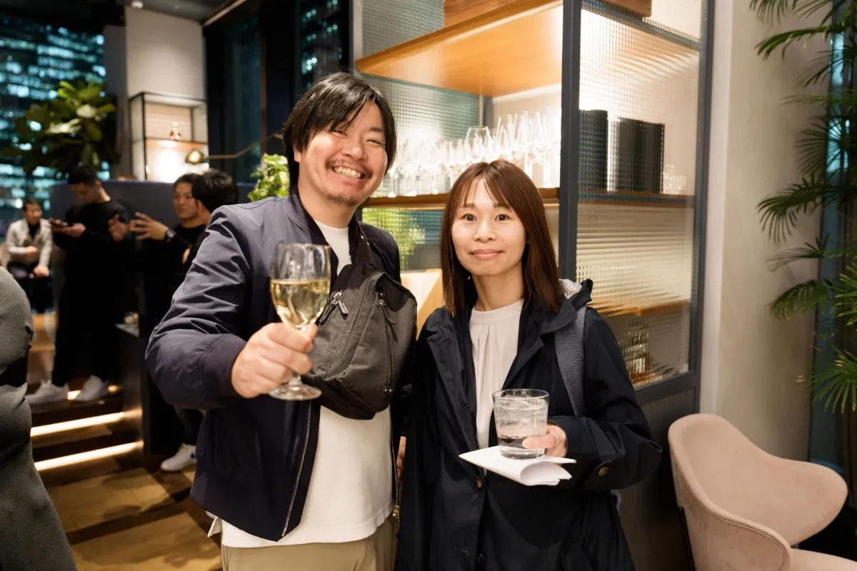 懇親会で飲み物を手にする参加者2名