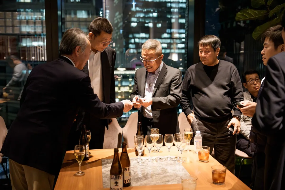 テーブルを囲んで交流する懇親会参加者