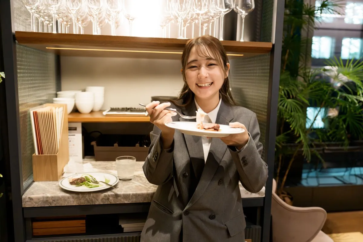 懇親会で料理を楽しむ参加者